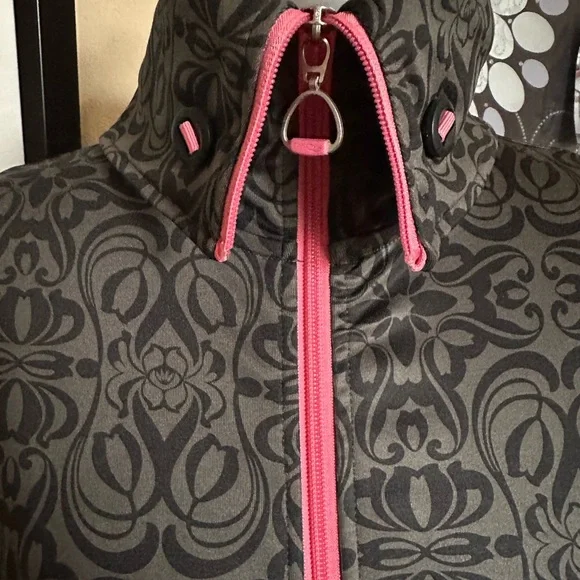 Saucony Long sleeve Athletic Zip Up Jacket. Size small - Picture 2 of 7